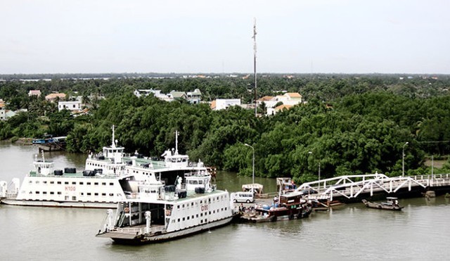 Trước đây người dân muốn đi từ TP.HCM, Long An đi thị xã Gò Công, Tiền Giang phải đi đường vòng xa gần 100km hoặc phải đi phà Mỹ Lợi rất mất thời gian