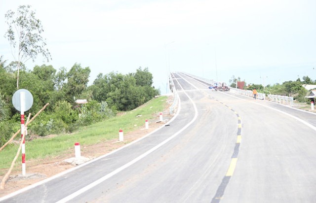 Đường lên cầu Mỹ Lợi phía tỉnh Tiền Giang