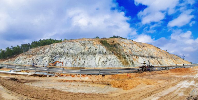 Gia cố taluy – “lá chắn an toàn” bảo vệ cao tốc trước mùa mưa bão